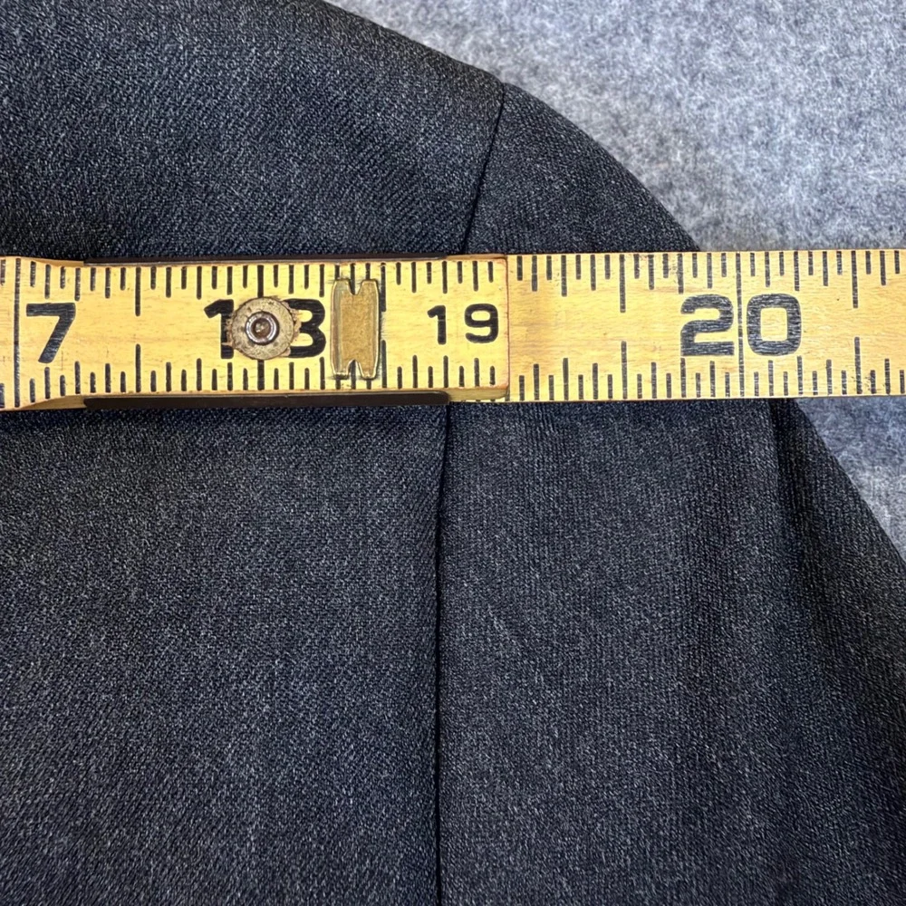 IZOD Mens Charcoal Grey Isaac 2 Piece Suit 42S 36W x 30L Wrinkle Resistant NEW